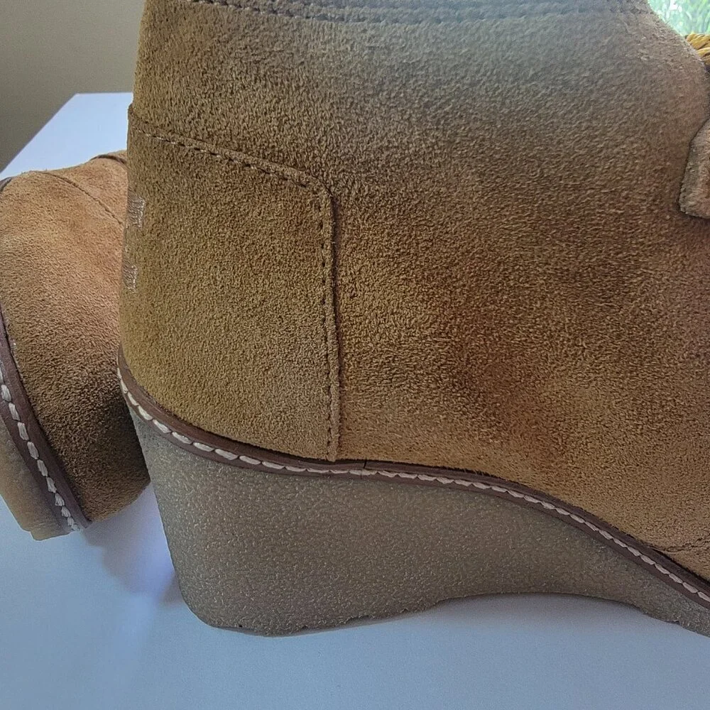 TOMS Desert Tan Suede Wedge Ankle Boots Women’s Size 10 Faux Fur Lined